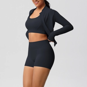 Ensemble de yoga noir trois pièces avec soutien-gorge de sport, veste et short