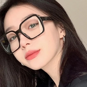 Übergroße quadratische Sonnenbrille für Damen in Schwarz mit Herzdetail und UV-Schutz