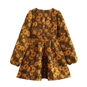Elegante gouden gebloemde jacquard mini-jurk met lange mouwen en een pofrok ontwerp