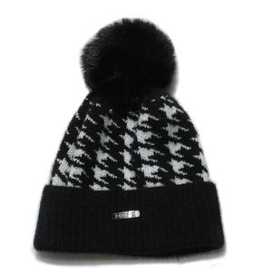 Berretto in maglia pied de poule bianco e nero con morbido pompon in pelliccia