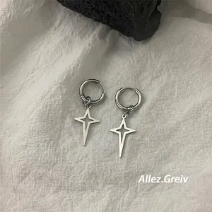 Orecchini a stella minimalisti in argento con pendente a stella a quattro punte traforato