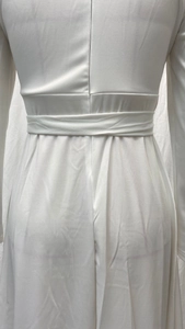 Dettaglio della cintura intrecciata sul retro di un elegante abito bianco lungo francese