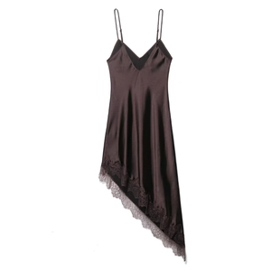 Robe nuisette en satin marron foncé avec col en V et ourlet asymétrique en dentelle noire