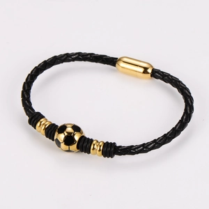 Nahaufnahme des geflochtenen Lederarmbands mit goldenem Fußball und Magnetverschluss