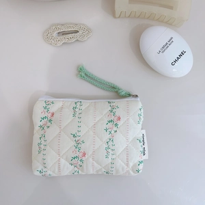 Petit porte-monnaie matelassé en coton floral avec tirette en corde verte souple