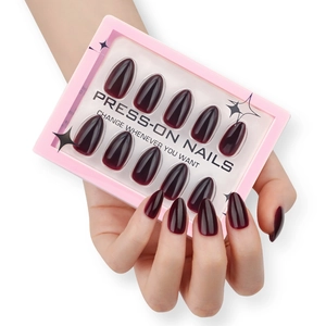 Faux ongles amande rouge bordeaux brillant avec effet miroir et finition lisse