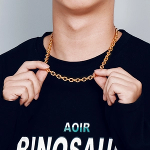 Classic gold stainless steel O-chain necklace for men and women on a fashion model