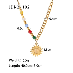 Vista detallada del collar con colgante de sol en oro de 18K y piedras de colores