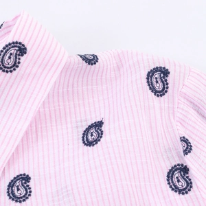 Chemise à rayures roses et blanches avec broderie cachemire bleu marine sur le col