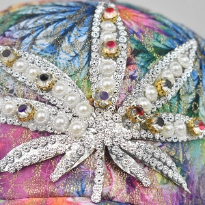 Casquette colorée avec broderie feuille en strass et paillettes scintillantes