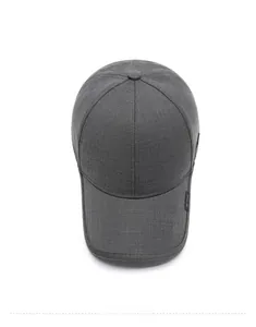 Vue de dessus de la casquette gris foncé montrant le tissu et l'étiquette tissée N.L.S