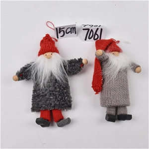 Dettaglio di gnomi natalizi in maglia da 15 cm con cappelli rossi e barbe di peluche