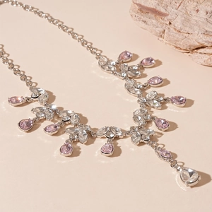 Gros plan du collier à pampilles en argent avec cristaux roses en forme de goutte d'eau