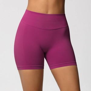 Détail du short de sport sans couture magenta avec large taille haute côtelée gainante