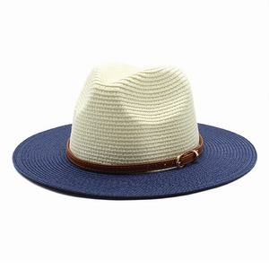 Détail d'un chapeau Panama bicolore avec couronne crème et lanière en cuir marron