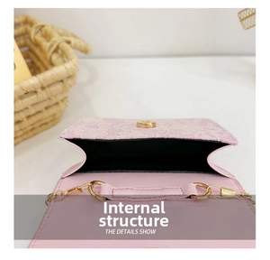 Vista interna della borsa in pizzo rosa con chiusura magnetica e ganci in metallo oro