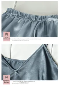 Detail der hellblauen Satin-Pyjamas mit elastischem Bund und V-Ausschnitt-Design