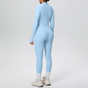 Vista posteriore del set yoga azzurro con giacca a zip e leggings a vita alta