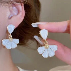 Boucles D'Oreilles Fleur En Émail Blanc Avec Tige En Argent Sterling 925 Alliage Style Palais Français Rétro Bijoux Élégants Pour Femmes