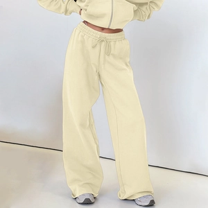 Détail de la taille élastique et du cordon de serrage sur le pantalon large crème