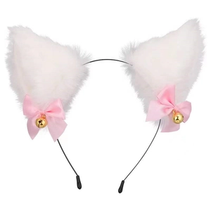 Détail de serre-tête oreilles de chat en peluche blanche avec nœuds et cloches