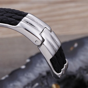 Bracelet punk homme en cuir tressé avec fermoir creux en acier inoxydable gros plan