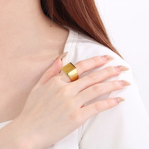 Détail d'une bague chevalière carrée en acier inoxydable plaqué or 18 carats sur mannequin