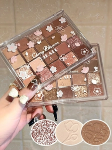 Dettagli macro della palette ombretti a 20 colori con texture opache, brillanti e glitter