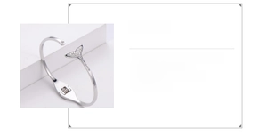 Detail of dolphin tail elastic bracelet with rhinestones and 316 stainless steel material
