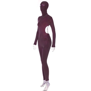 Détail de la combinaison violet foncé scintillante avec découpes taille et capuche intégrée
