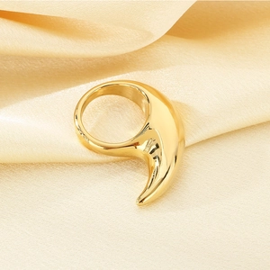Detailweergave van de dikke maanvormige 18K vergulde roestvrijstalen ring op zijden stof
