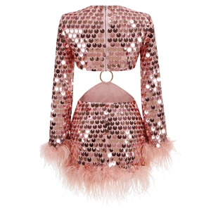 Détails de robe à paillettes roses avec taille ajourée, anneau métal et plumes chic