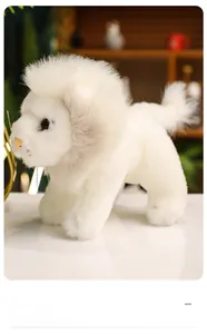 Détail de la peluche lion blanc montrant la fourrure réaliste et la crinière douce