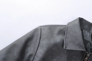 Detailansicht der Schulternaht und des Metallreißverschlusses der grauen Wildlederjacke