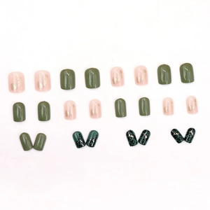Faux ongles à presser léopard vert avec accents feuille d'or et forme carrée courte