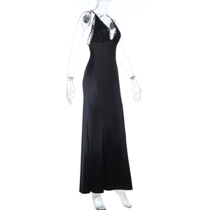 Vue détaillée d'une élégante robe longue en satin noir avec dentelle au décolleté