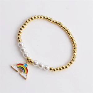 Minimalist gold-plated bead bracelet with white pearls and rainbow oil-drip charm