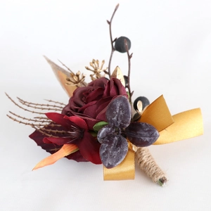 Vintage-Ansteckblume mit dunkelroter Rose, goldenem Band und Jute für Hochzeiten