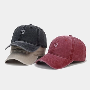 Casquettes de baseball en coton délavé avec broderie cœur en gris, beige et rouge