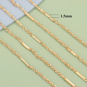 Makro-Detail von 18K vergoldeten 1,5mm feinen Kreuzketten mit glatten Röhrenornamenten