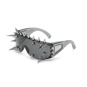 Sonnenbrille im Cyberpunk-Stil mit silbernen Metallstacheln und grauen Gläsern auf weiß
