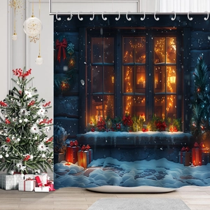 Detail des Weihnachts-Duschvorhangs mit warmem Hüttenfenster und Geschenkboxen