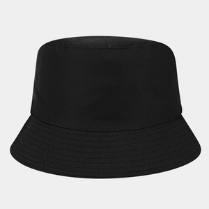 Dettaglio delle cuciture rinforzate sulla tesa di un cappello a secchiello in cotone nero