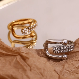 Anello a fibbia asimmetrico in acciaio inossidabile placcato oro 18K con zirconi fini