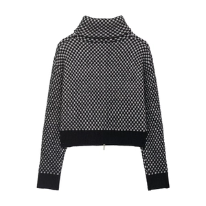 Détail de la texture en maille à carreaux noir et gris de cette veste aviateur