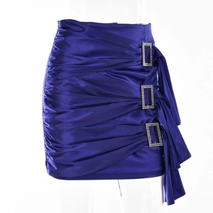 Detail des lila Satinnrockes mit gerafftem Stoff und dekorativen quadratischen Strass-Schnallen