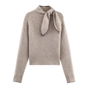 Pull en maille beige chic avec col à nœud et bords contrastés marron foncé en tricot côtelé