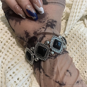 Bracelet extensible géométrique ethnique avec pierres noires et finition argent vintage