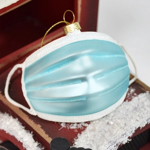 Ornamento Babbo Natale maschera in vetro blu con glitter su sfondo rosso innevato