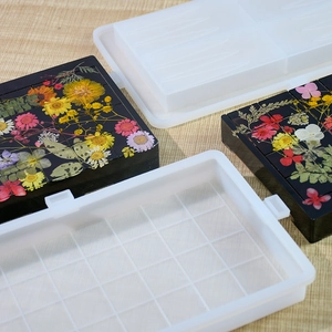 Détail macro du moule en silicone rectangle et sous-verre fini avec fleurs séchées